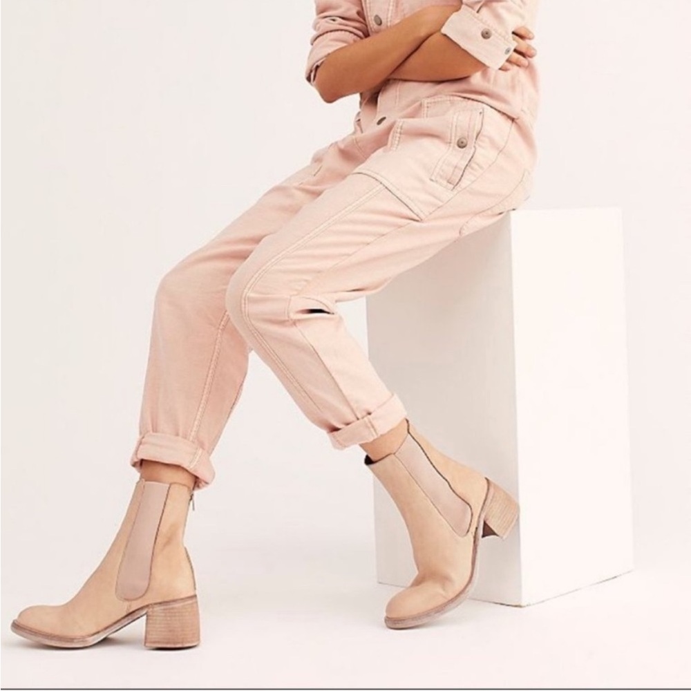 Free People Essential Chelsea Leather Boots Chalk NWOB - Picture 4 of 13